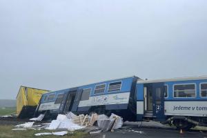 Mezi Prostějovem a Kostelcem na Hané došlo ke srážce kamionu a osobního vlaku