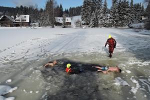 Čágo belo šílenci! Výcvik jabloneckých hasičů na zamrzlé hladině