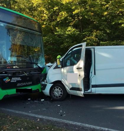 Dopravní nehoda dodávky a autobusu se zraněním