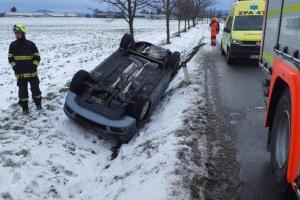 Zasněžené a kluzké silnice v sobotu potrápily řidiče