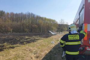 Požár porostu v pražské Hostivaři zaměstnal hasiče z 8 stanic