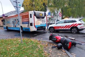 Dopravní nehoda autobusu a motocyklu v Pardubicích