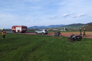 Po nehodě motocyklu musel zraněnou řidičku transportovat vrtulník
