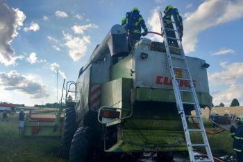 Hasiči likvidovali požár kombajnu, škoda přes milion korun