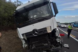 Dopravní nehoda nákladního automobilu na dálnici D8 na Litoměřicku