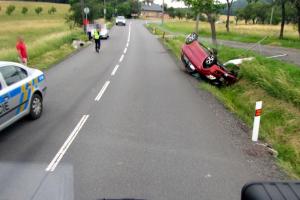 Řidička převrátila auto na střechu. Skončila mimo vozovku a pak v nemocnici