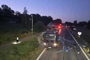 Havárie nákladního automobilu vezoucího traverzy a bagr
