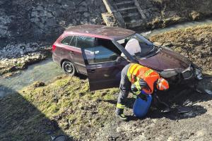 Osobní auto vyjelo mimo komunikaci a skončilo v potoce