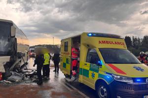 Nedaleko obce Boršov nad Vltavou došlo k nehodě auta a autobusu se zraněním