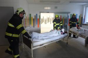 Bomba v Uherskohradišťské nemocnici! Cvičení hasičů i záchranářů