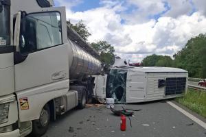 Hasiči zasahovali na D35 u nehody dodávky a cisterny