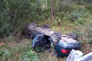 Řidič klikař. V osobáku u Jenína havaroval, přežil a skončil za svodidly