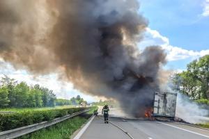Požár nákladního automobilu na dálnici D35 u Velké Bystřice