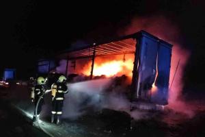 Na dálnici D2 u Velkých Němčic shořel návěs. Dost velká škoda na majetku