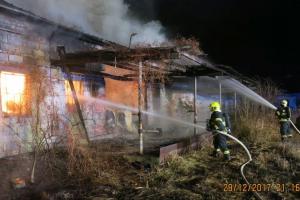 Nedočkavec ve Skrochovicích odpálil petardu a ta zapálila sklad s hořlavým materiálem