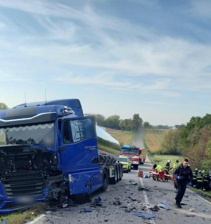 Dopravní nehoda kamionu a osobního vozidla u obce Choteč