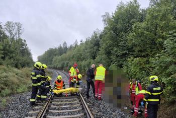 Hasiči po nehodě osobního vlaku transportovali zraněnou stovky metrů