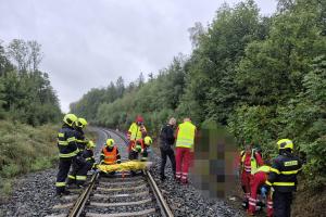 Hasiči po nehodě osobního vlaku transportovali zraněnou stovky metrů