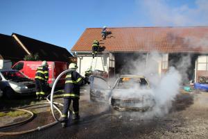 Majitel stihnul své hořící auto vytlačit ze stodoly, stejně mu zcela shořelo