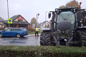 Při kolizi traktoru a osobního auta se zranila řidička