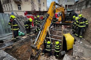 Tělo zavaleného dělníka se nepodařilo vyprostit ani po dvou hodinách