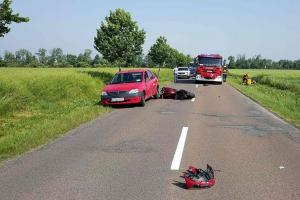 Motorkář nedojel, místo v cíli skončil po srážce s osobákem v nemocnici