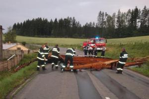 Vítr na Zlínsku vyrval střechu z objektu a odnesl ji na blízkou cestu