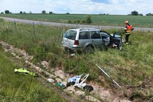Řidič vyjel mimo silnici, přejel přes ochranný plot a skončil až na louce