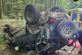 Dvě nehody se zraněním: Auto v příkopu a auto na střeše