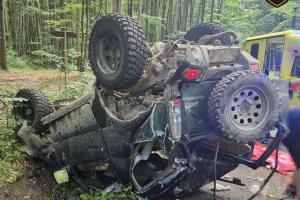 Dvě nehody se zraněním: Auto v příkopu a auto na střeše