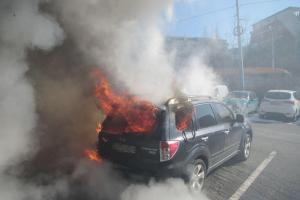 Zaparkoval a za chvíli bylo auto v plamenech. Od něho další dvě