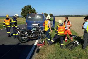 Motorkář na Pardubicku skončil po střetu s osobním autem v nemocnici
