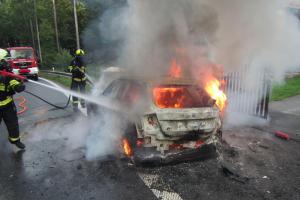 Plameny pohltily celý závodní automobil. Škoda je téměř šest milionů korun