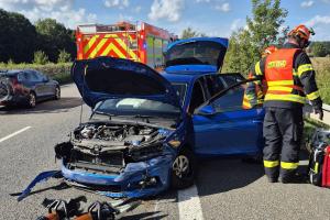 Po střetu dvou osobních automobilů došlo ke zranění jedné osoby, druhá byla v šoku