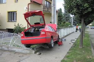 Vozidlo zastavilo o plot domu. Hasiči poskytli první pomoc zraněnému řidiči