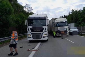 Hasiči zasahovali na D1 u nehody čtyř kamionů