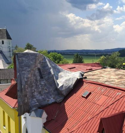 Hasiči likvidovali následky bouřky v Dlouhé Loučce