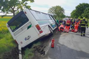Autobus s dětmi i učitelkami skončil v příkopu