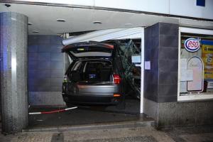 Auto po střetu s tramvají nabouralo do prodejny, zranilo ženu