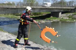 Tři jezy na řece Ostravici mají nové záchranné prvky, hasiči je vyzkoušeli