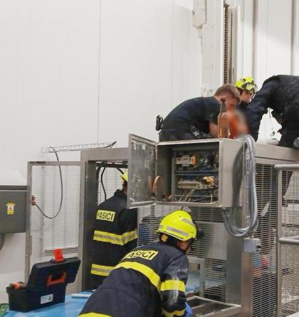 Hasiči zachraňovali muže uvízlého v násypce