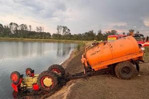 Hasiči vytáhli utopený traktor s vlekem