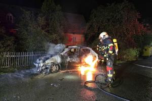 Noční požár automobilu ve Světlé pod Ještědem