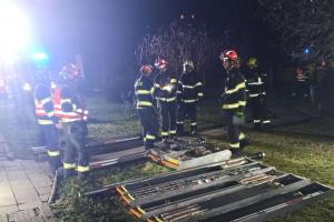 V Koryčanech na Kroměřížsku hasiči evakuovali obyvatele bytového domu