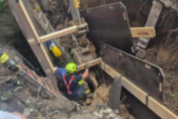 Hasiči zachránili osobu zasypanou ve výkopu