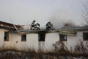 V Lišově hořel bývalý vepřín, hasiči v něm našli mrtvolu