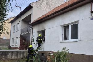 Hasiči likvidovali požár rodinného domu v Hradčovicích