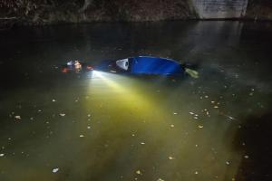 Auto skončilo v řece Chrudimce
