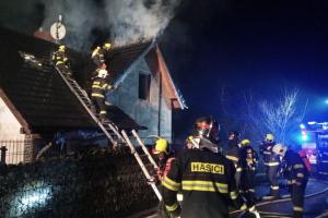 V Prackovicích nad Labem u požáru rodinného domu zasahovalo devět jednotek