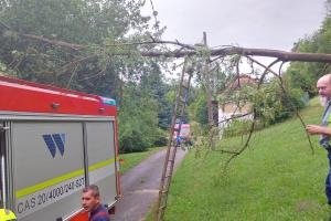 Nepříznivé počasí přidělává hasičům práci, v platnosti zůstává výstraha ČHMÚ
